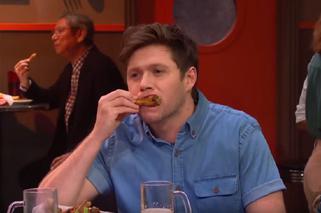 NIall Horan i James Corden jedzą OSTRE SKRZYDEŁKA! Niall ma niezły talent aktorski!