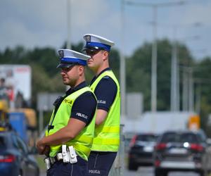 Zadławił się woreczkiem z narkotykami podczas kontroli. Ratowali go policjanci