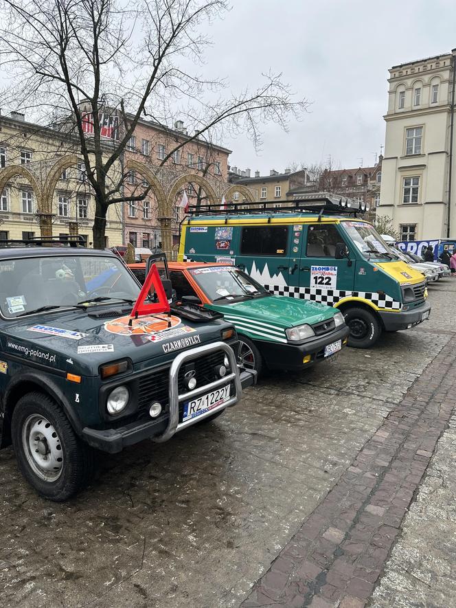 WOŚP 2024 w Krakowie. Zlot samochodów Złombol na Placu Wolnica przyciągnął tłumy fanów aut rodem z PRL-u