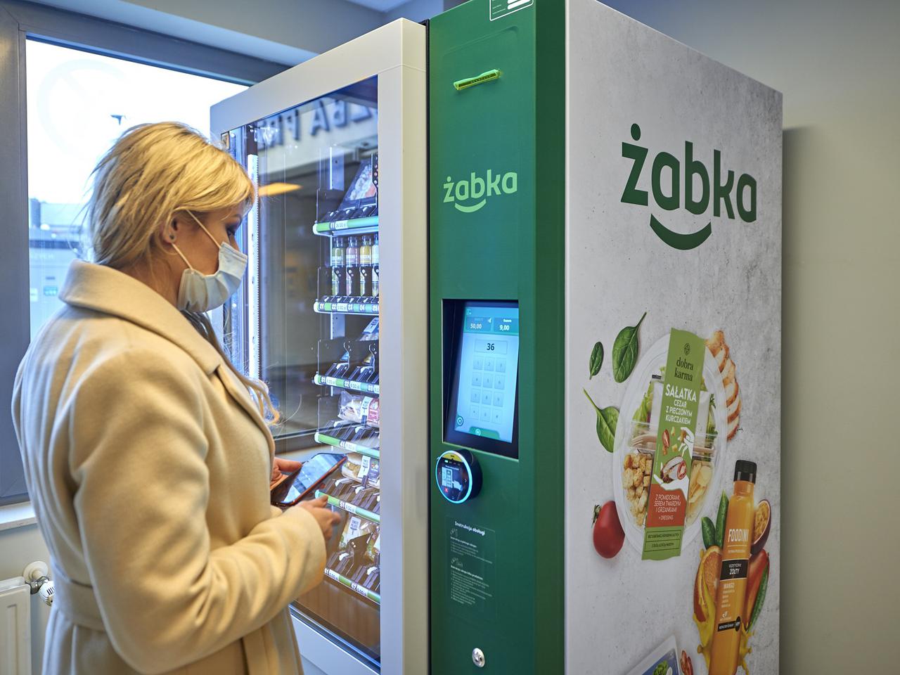 Żabka dostarcza żywność do szpitala. Uruchomiono automat vendingowy