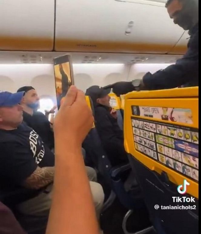 Bijatyka w samolocie! Wieczór kawalerski doprowadził do katastrofy. Zobacz wideo