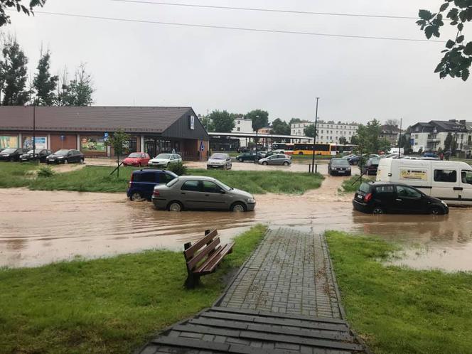 Potężne burze przeszły nad województwem śląskim. Zalane ulice, połamane drzewa i opóźnione pociągi [ZDJĘCIA]
