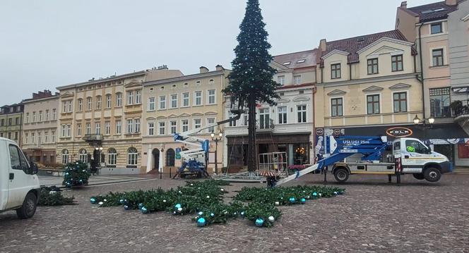  Trwa montaż choinki w Rzeszowie