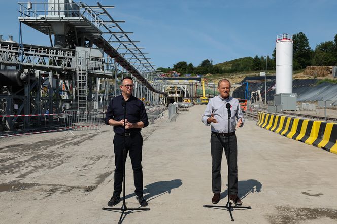 Donald Tusk w Męcinie. Premier odwiedził budowę największego tunelu kolejowego w Polsce