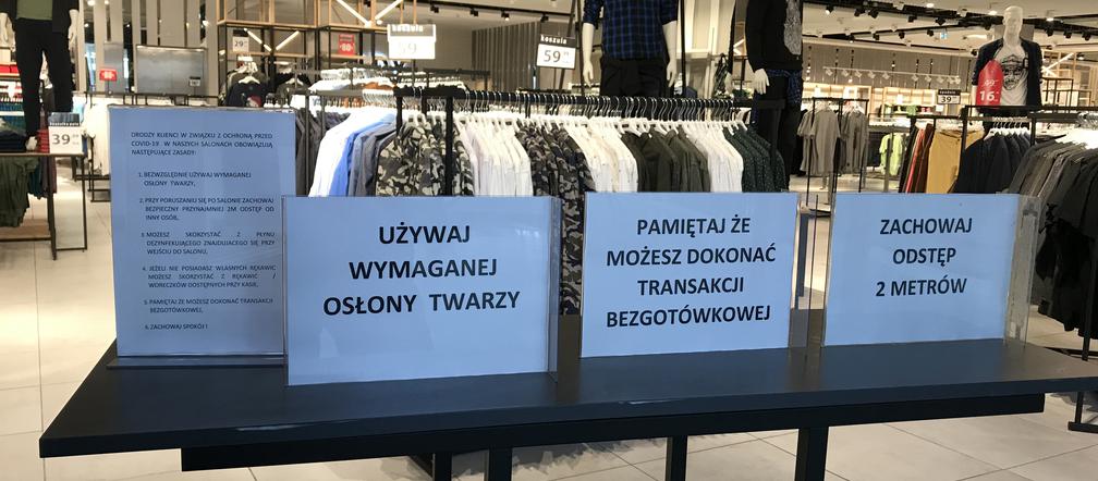 Galerie na Śląsku otwarte! Ludzie bez rękawiczek i z opuszczonymi maskami