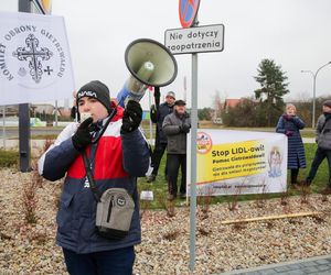 Protest przeciwko budowie centrum logistycznego Lidla w Gietrzwałdzie. Olsztyn, 14.12.2024