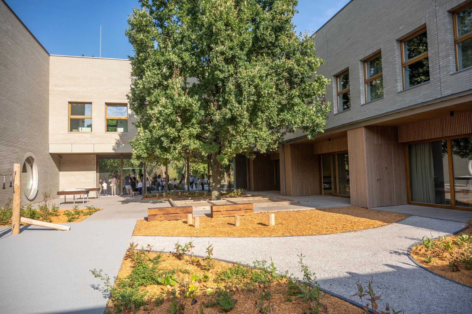 Szkoła podstawowa i przedszkole przy ul. Świderskiej w Warszawie