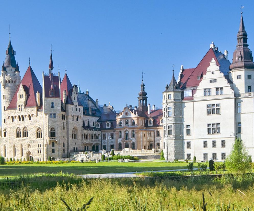 Metamorfoza Zamku w Mosznej. Z sanatorium w bajkowy hotel - tak przez lata zmieniał się jeden z najbardziej czarujących budynków w Polsce