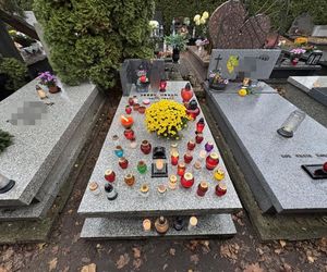 Grób Jerzego Urbana w Zaduszki. Niewiarygodne, co mu położyli na płycie!