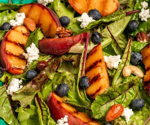 Wytrawna sałatka śródziemnomorska z owocami - ambrozja w ustach, zdrowie na talerzu!