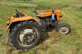 Zakliczyn: Pijany traktorzysta dachował i uciekł z miejsca zdarzenia