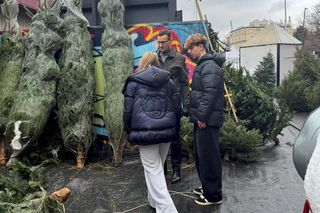 Mateusz Morawiecki wybiera choinkę na bazarze. Do świąt przygotowuje się z rodziną