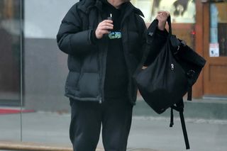 Bartek Żukowski pali na przystanku