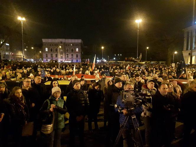 Na plac Dąbrowskiego przyszło kilka tysięcy łodzian