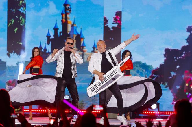 Wakacyjna Trasa Dwójki: Wielkie święto w Stalowej Woli! 30 lat disco polo wielkie gwiazdy i niesamowite duety!