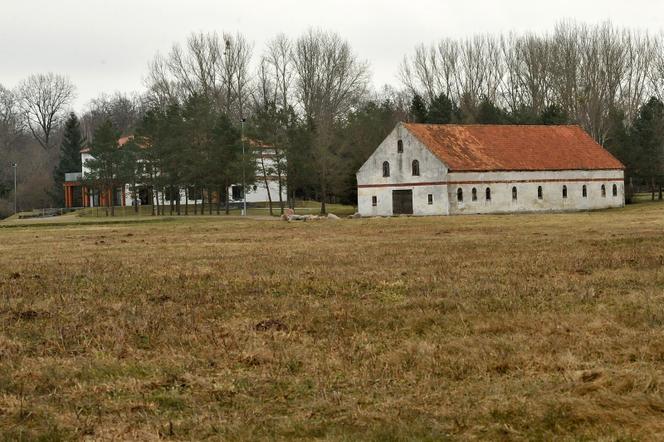 Pałac nad jeziorem czeka na Kaczyńską