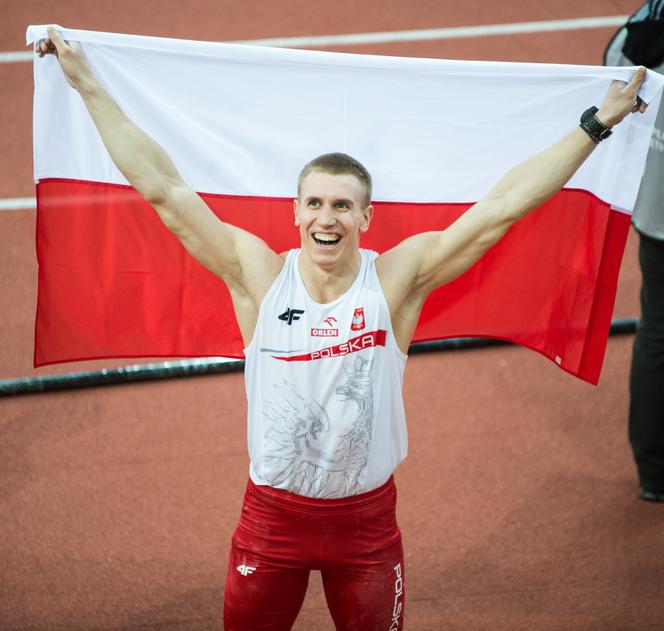 SKOCZYŁ PO MEDAL A POTEM NA MOST KAROLA