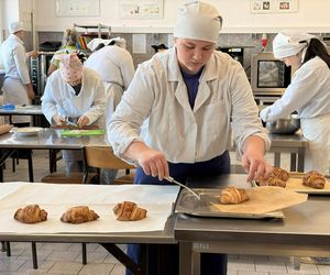 Uczniowie grudziądzkiego Gastronomika przygotowali rogale na Św. Marcina. Zobacz zdjęcia 