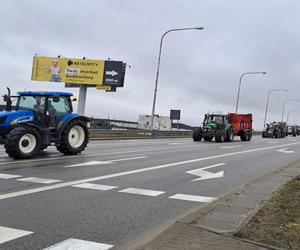 Trwa protest rolników. Drogi na Pomorzu są sparaliżowane. Gdzie trwają utrudnienia? 