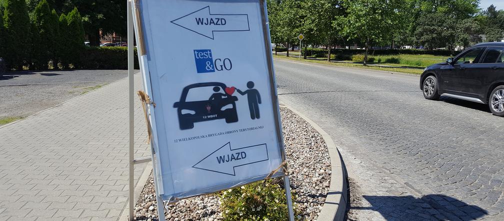 Drive-thru w Lesznie. Na darmowe badania zapisało się ponad 500 osób