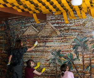 Czyszczenie mozaiki w Kiekrzu z bazgrołów