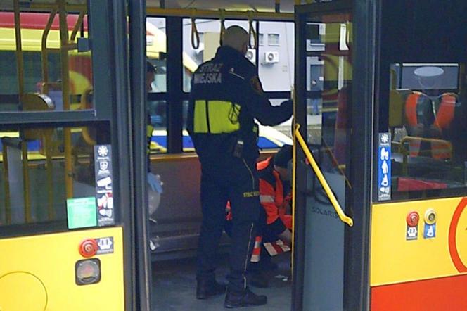 Dramatyczna akcja ratunkowa w miejskim autobusie. Młody mężczyzna nie oddychał, jego serce przestało bić!