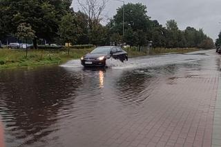 Aż 40 litrów na metr kwadratowy – tyle wody spadło dzisiaj na Gronowie. Część ulic była pod wodą [ZDJĘCIA]