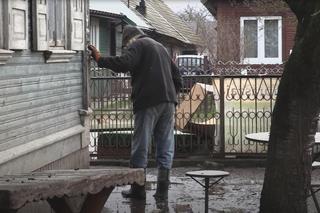 Rolnicy. Podlasie. Słynne błoto na podwórku Gienka i Andrzeja z Plutycz. Koszmar! Nie da się chodzić