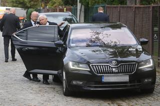 Samochód wciąż TEN SAM! Jarosław Kaczyński nie zmienił limuzyny. Czym dokładnie jeździ? ZDJĘCIA