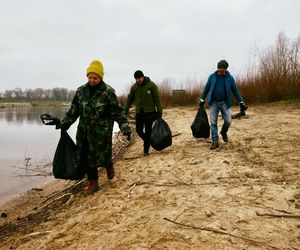 Wysprzątają Wisłę z łodzi. Flisackie sprzątanie rzeki, każdy się może przyłączyć! 