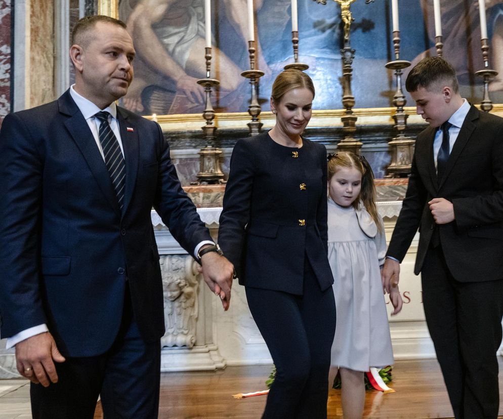 Rodzina Nawrockich przy grobie papieża Polaka