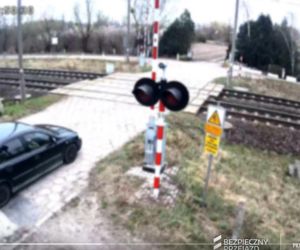 O krok od tragedii. Samochód zepsuł się im na przejeździe. LIczyły się sekundy