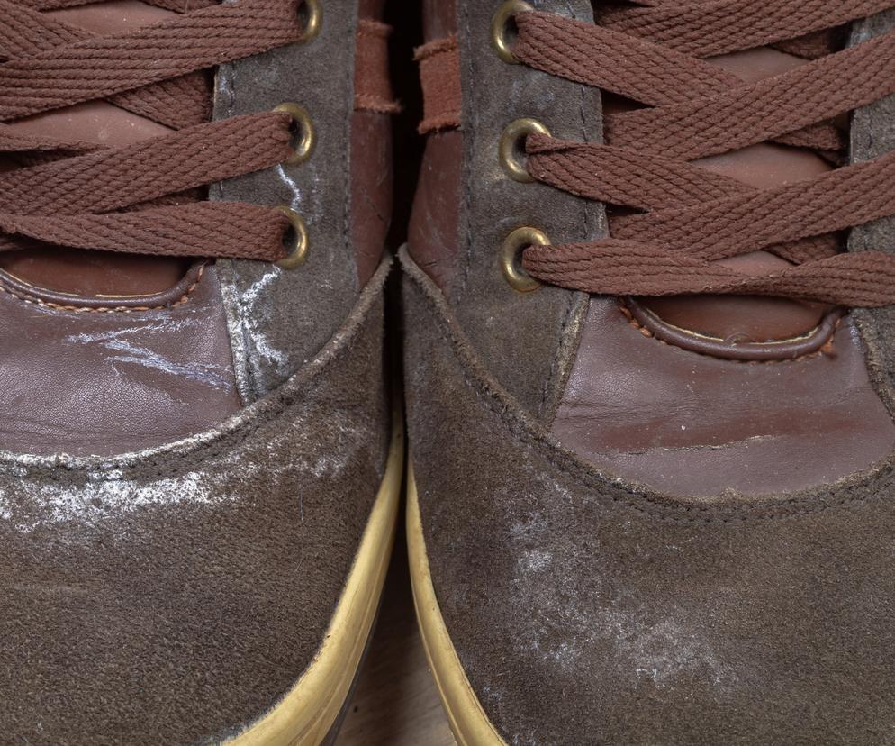 Jak wyczyścić buty z osadu soli?