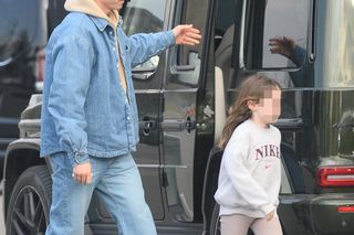 Robert Lewandowski z rodziną na lotnisku