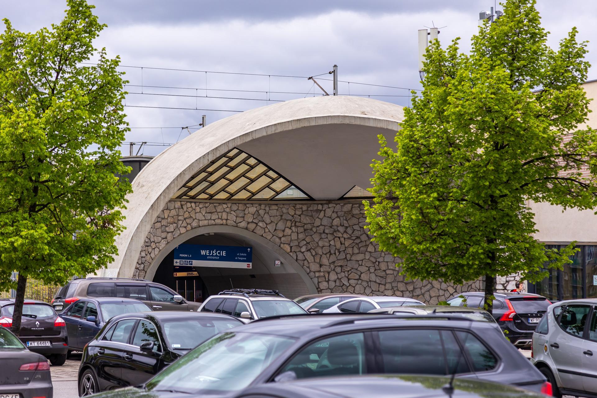 Warszawa Stadion PKP - zdjęcia stacji w kształcie łupiny orzecha