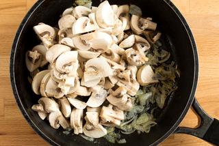 Pieczarki duszone z czerwoną cebulą w winie - aromatyczna jarzynka z pieczarek i cebuli