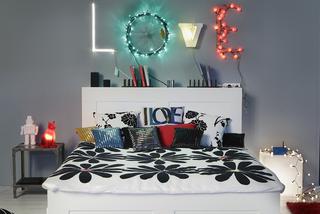 Modna aranżacja sypialni: łóżko z wysokim zagłówkiem