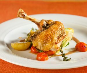 Perliczka duszona z jabłkami i cebulą