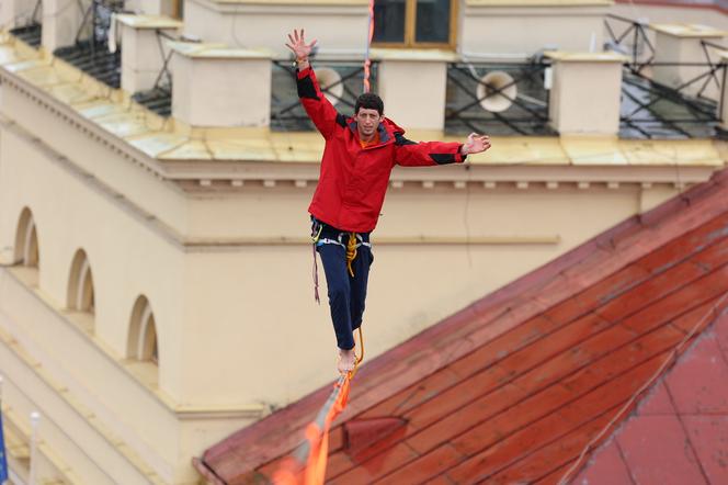   Urban Highline Festival 2023 w Lublinie. Slacklinerzy robią cuda na linach!