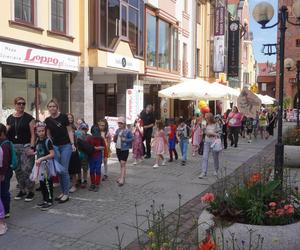 Dni Bajki 2024. W centrum Olsztyna zrobiło się bajkowo. Dzieci przejęły władzę nad miastem [ZDJĘCIA]