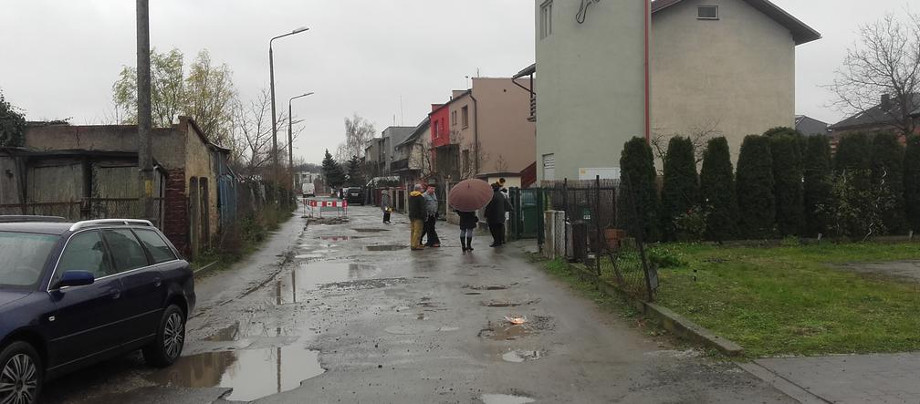 Kiedy spadnie deszcz, mieszkańcy ulicy toną w błocie
