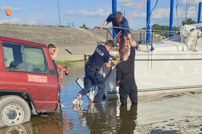 Akcja ratunkowa na Wiśle w Toruniu. Wodniacy ocalili załogę jachtu!
