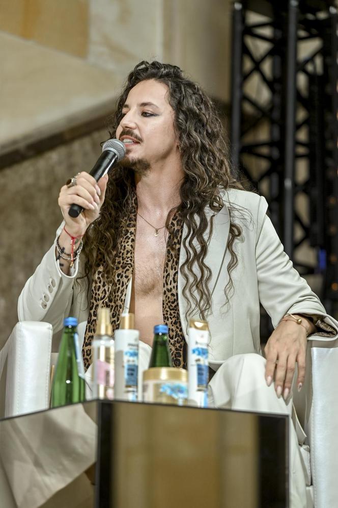 Michał Szpak z gołą klatą