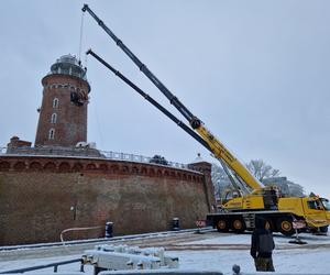 Relikt komunizmu zniknął z latarni morskiej w Kołobrzegu