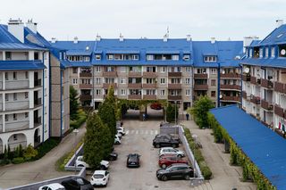 To jedyne takie osiedle w Małopolsce. Stało się słynne dzięki niebieskim dachom