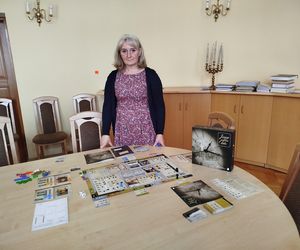 Planszówkę stworzyły Archiwa Państwowe, wykorzystując zbiory różnych placówek w Polsce, w tym także Siedleckiej.