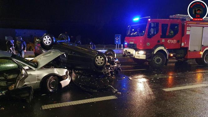 Karambol w Legionowie, samochód dachował. Jadąca do rannych karetka rozbiła się na drodze