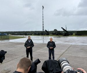 Donald Tusk i Władysław Kosiniak-Kamysz podczas wizyty na Centralnym Poligonie Sił Powietrznych w Ustce
