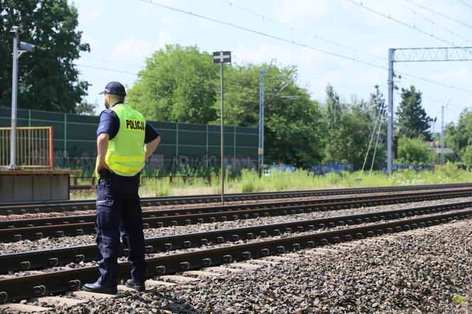 Makabra na torach w Ursusie. Pociąg śmiertelnie potrącił kobietę