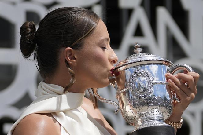 Zjawiskowa Iga Świątek świętuje zwycięstwo w Roland Garros